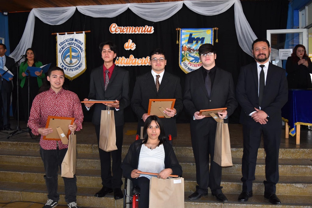 Sublime ceremonia de titulación de Técnicos Profesionales del Liceo Manuel Marin Fritis