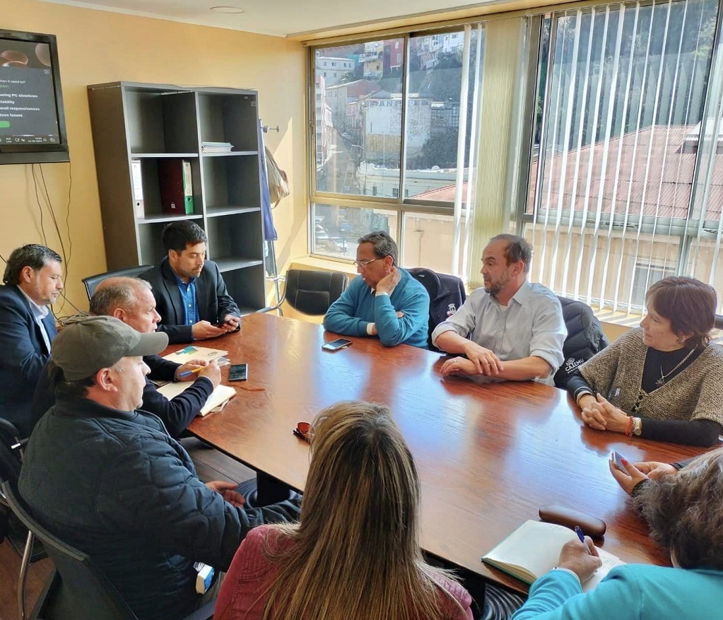 Alcaldes de Aconcagua y dirigentes sociales de la provincia, se reúnen con el Gobernador Regional para gestionar recursos para la sala de quimioterapia