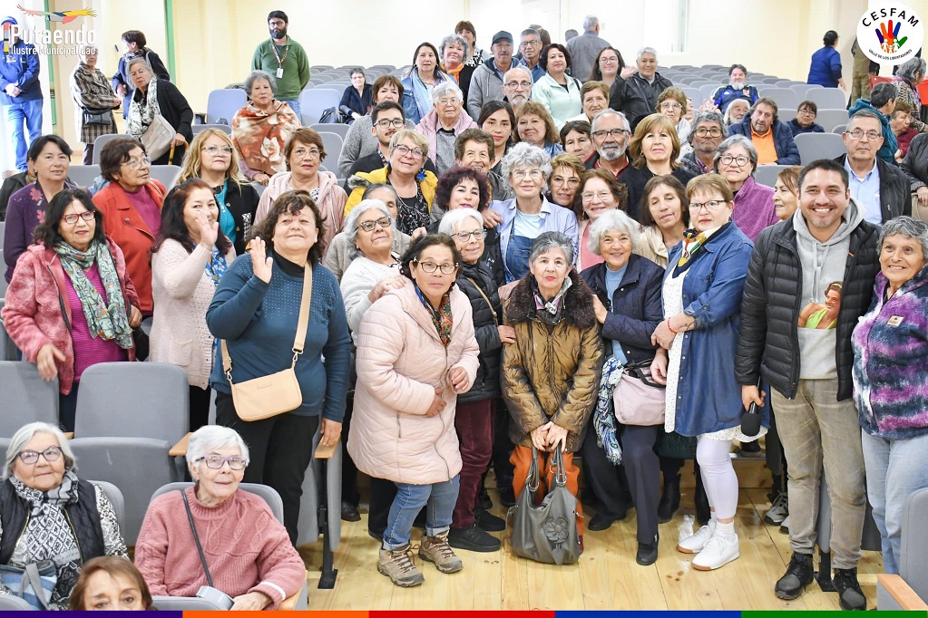 Personas mayores de Putaendo conversaron y reflexionaron sobre el envejecimiento junto a la destacada actriz Consuelo Holzapfel