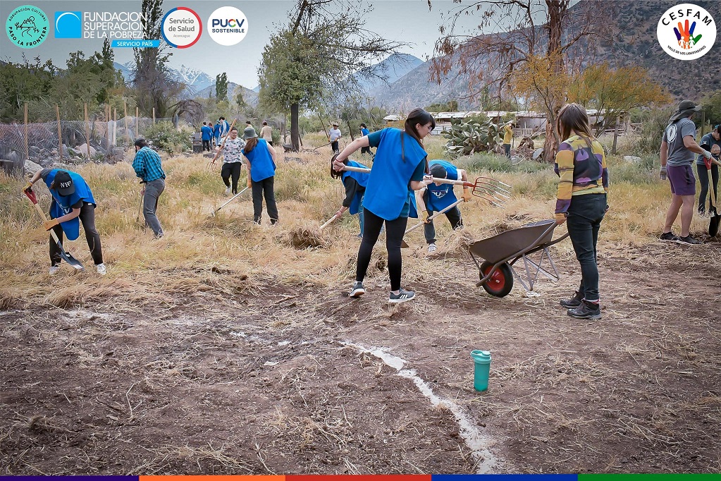 Alegre y concurrida construcción de “Huerto Comunitario” en la parte trasera de la ex Escuela de Los Patos