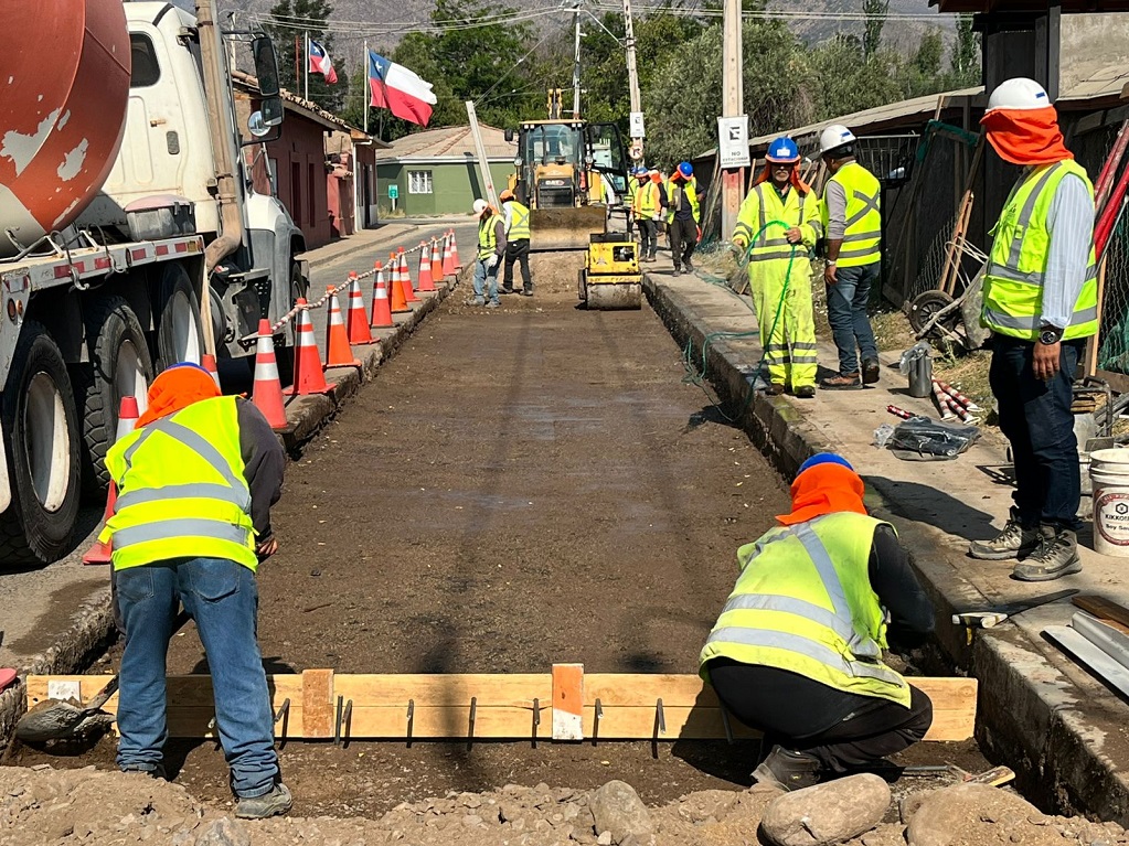 Alcalde de Putaendo visita obra en desarrollo deEsval que brindará un mejor servicio a más de 2.300